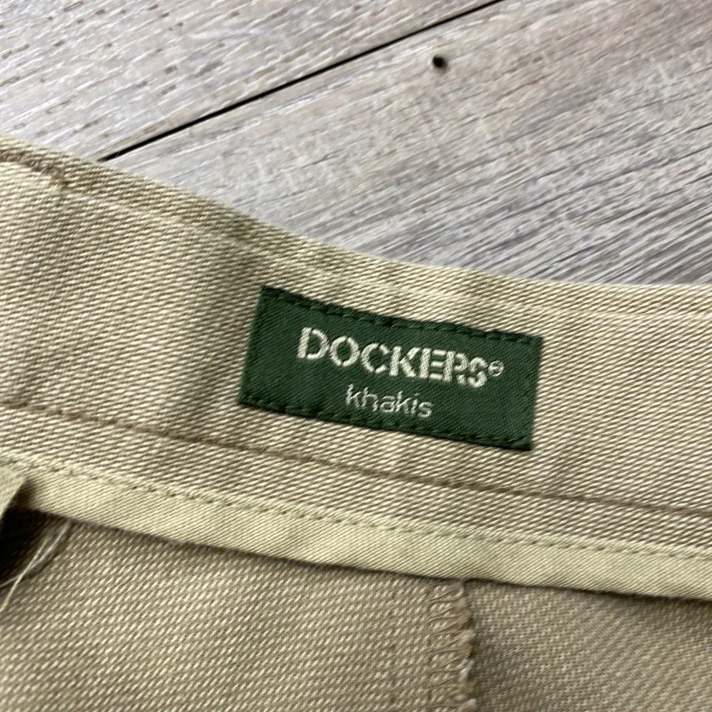 Dockers Premium Khakis Pants Mens 34x32 Tan Pleated Relaxed Fit Cuffed Woven